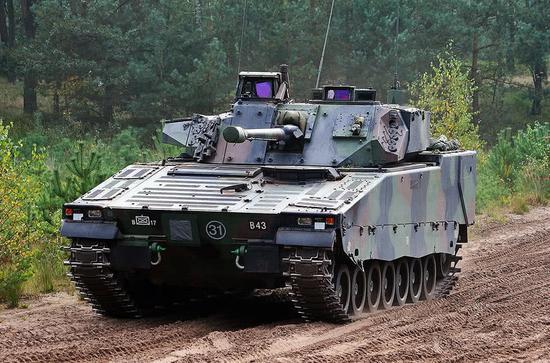 图片:CV90-40步兵战车,目前步兵战车武器大口径化成为趋势,57毫米机关炮符合潮流。