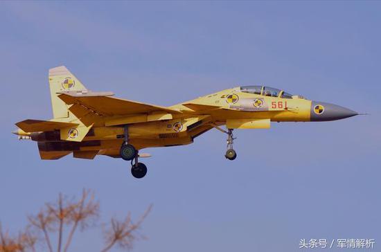 (双座型的歼15S舰载机,仍有歼31无法替代的作用)