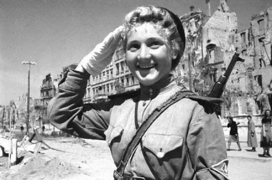 1945年,以胜利者姿态出现在柏林的女兵
