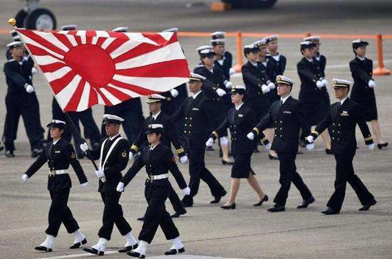 资料图:日本自卫队举旭日旗出现在法国阅兵