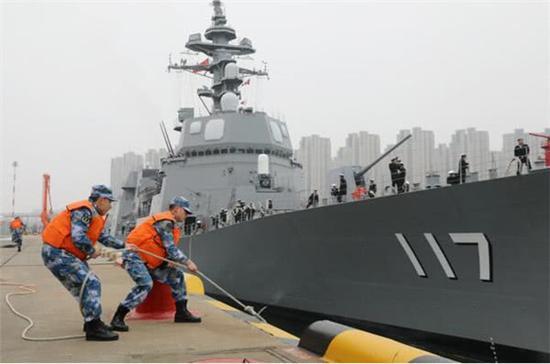 4月21日,日本“凉月号”导弹驱逐舰靠泊青岛港。张淦摄