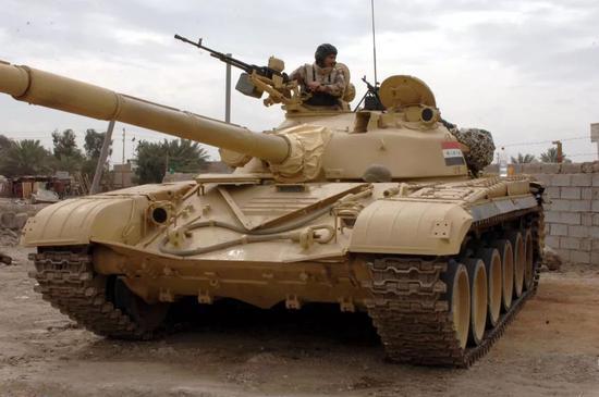 伊拉克的T-72M,T-72M基本上不配烟雾榴弹发射器