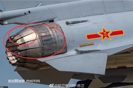 小红圈是中国歼10B推力矢量,大红圈是俄罗斯苏35设计师思路,差距很大