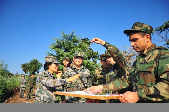 组织外籍学员现场考察,完成地形标绘作战图。倪羽喆摄