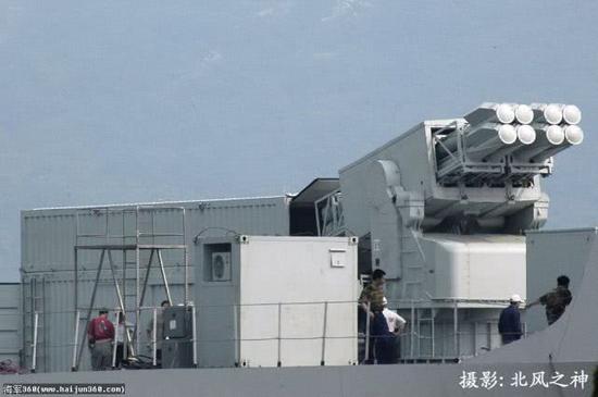 图片:世昌舰上测试的300mm舰载远火