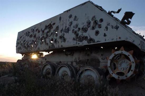 被A-10射击后的地面装甲目标