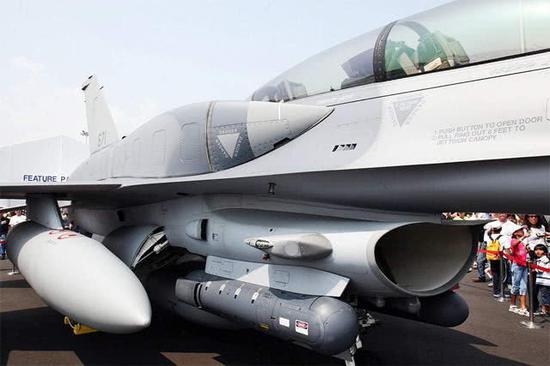 图片:美国F-16战斗机的腹部皮托管式进气道。