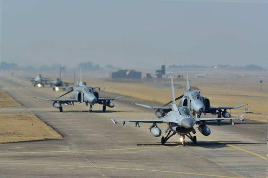 韩国空军仍装备有不少二代战机,F-16K战机算是骨干型先进战机。