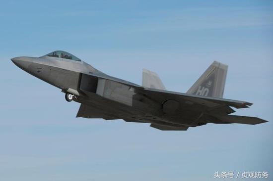 △“落叶飘”可不是俄苏-57、苏-35的专利,F-22的飞行表演这也是基本动作