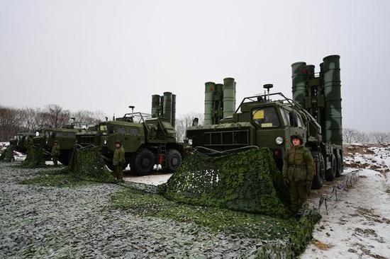 俄罗斯S-400导弹部队进行野外机动训练