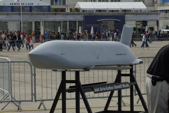 (图为一枚在2007年巴黎航空展会场静态展示的AGM-158)