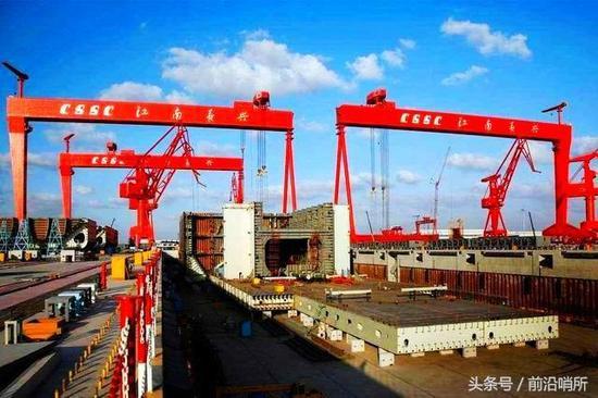 江南造船基地内的巨大船坞