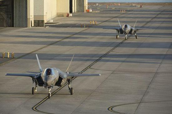 (图为进驻日本岩国航空基地的F-35B)