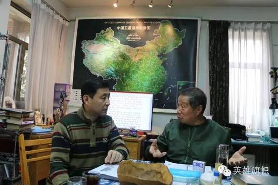 粟戎生(右)与胡国桥回顾老山作战