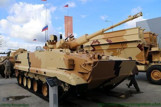 图片:AU-200M模块化炮塔安装在БРМ-3К 装甲侦察车底盘上。