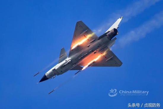 △歼-10A在参加“航空飞镖”比赛前夕苦练“本领”