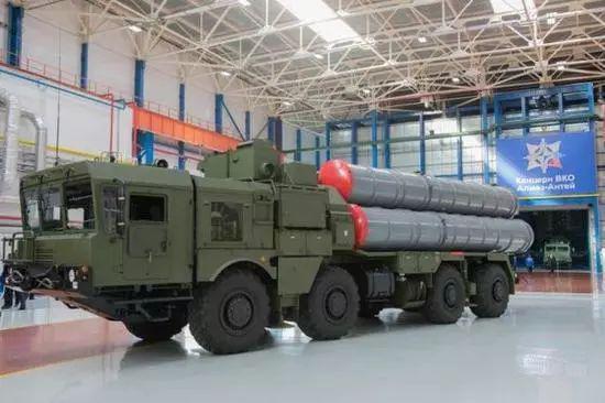 图片:据称将交付中国的使用MZKT 5P85SM2型发射车的S-400地空导弹系统。