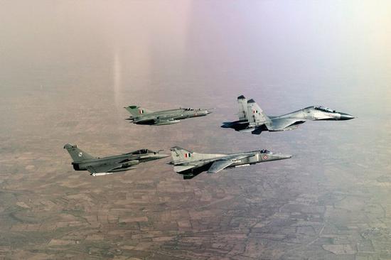 印度空军苏-30MKI、米格-27、米格-21和法国“阵风”组成编队