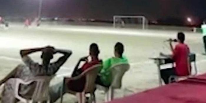 也门足球比赛导弹从球场周边飞过 球员继续踢