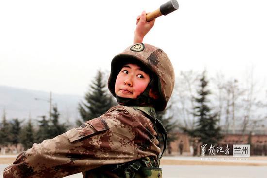 图片:即使现在,投掷长柄67式手榴弹仍然是新兵训练科目之一。