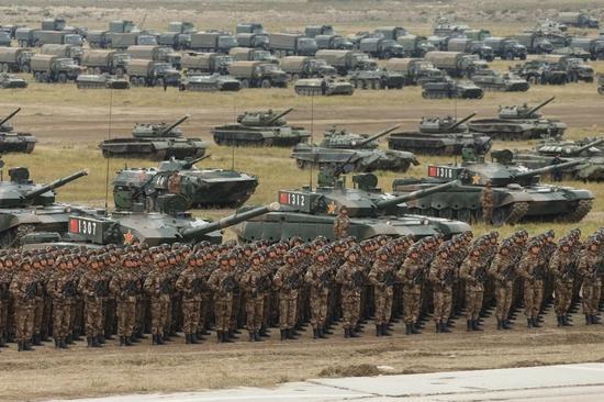 99式后面藏着T-72B,T-72B后面藏着T-62M……