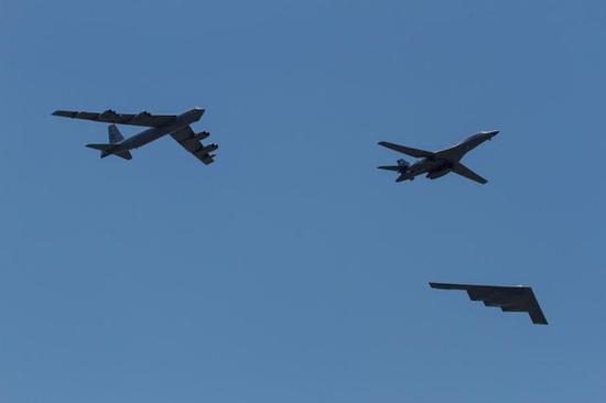 ◎美国空军B-52H、B-1B和B-2(从左至右)战略轰炸机三机编队