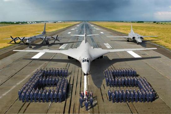 ◎俄罗斯空天军战略轰炸机“三剑客”地面合影