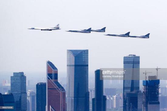 ◎红场阅兵式上的俄罗斯空天军图-160&图-22M3混合编队(图片:gettyimages)