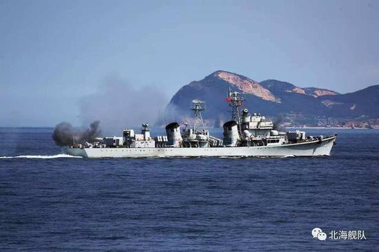 图片:大连舰进行主炮实弹训练