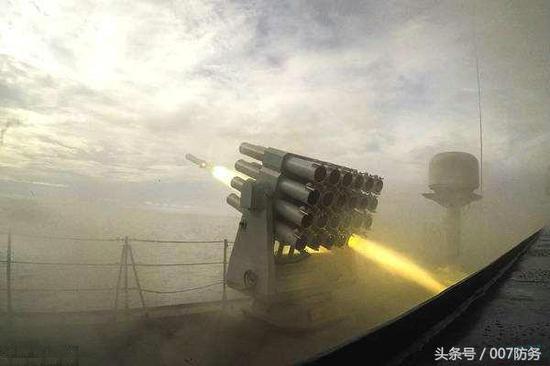 我军战舰上的24管干扰弹发射器