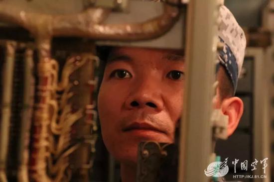 △“高学历战勤班”中的制导连长张少平曾是当地高考理科状元,后考取南航硕士