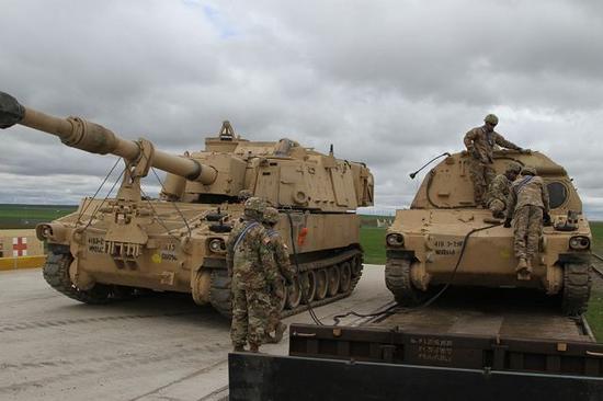 M109A6及其弹药车