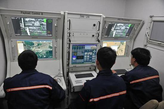 图片:彩虹无人机指挥方舱内景!