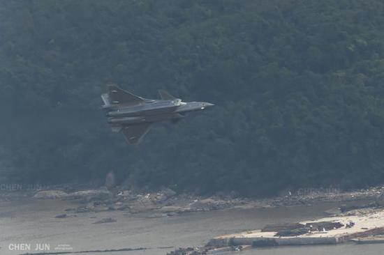 歼20超低空飞行
