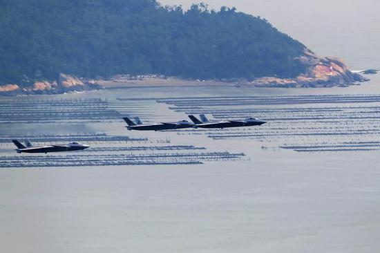 歼20掠海飞行