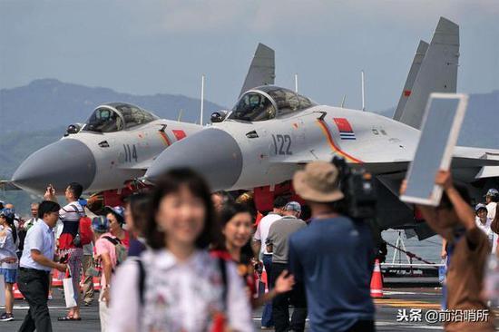 图为:歼-15舰载机