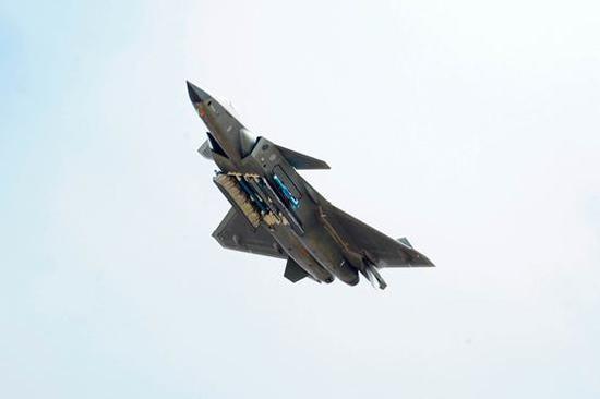 (歼-20首次在飞行表演中将弹仓打开,无死角的展现给公众)