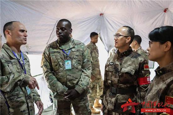 中美人道主义救援减灾联合演练,中美两军官兵进行交流(图/中国军视网)