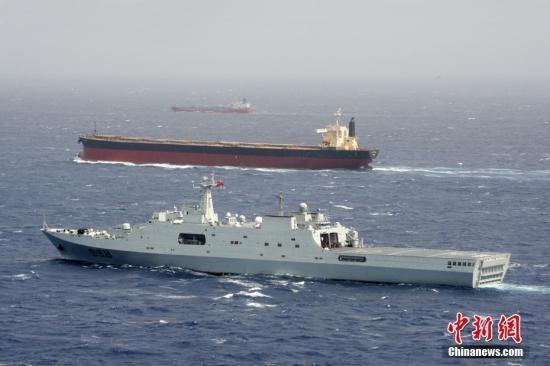图为2010年7月,航拍中国海军第六批护航编队护航现场。中新社发 中国海军供图