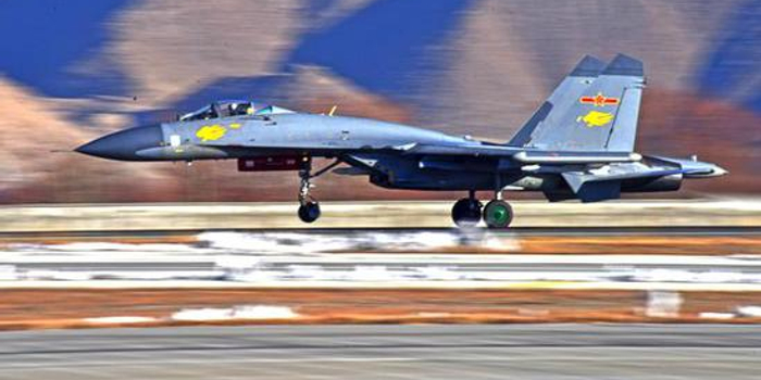 我军歼11A战机飞赴青藏高原驻训 全程自主决