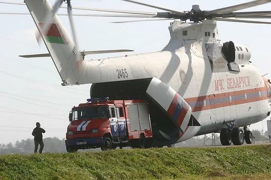 图片:米-26重型直升机货舱中可以直接跑卡车。