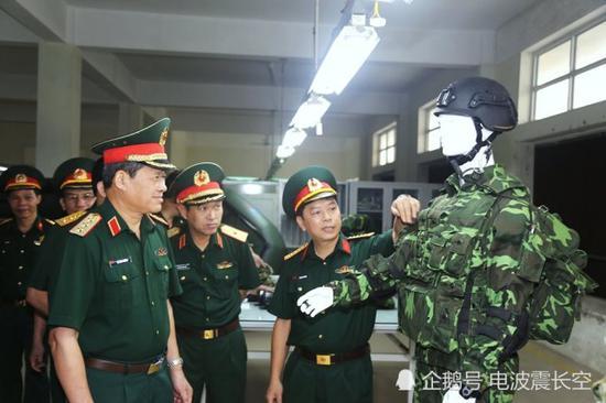 小包全是缝死在背心上