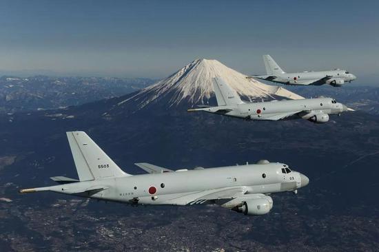 P-1反潜机飞跃富士山(图源:Wikipedia)