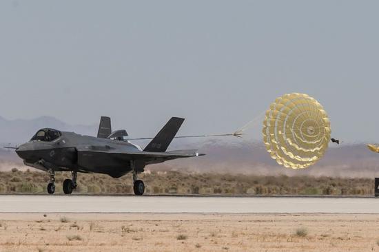 波兰将和挪威一样,在F-35上安装减速伞,节省跑道长度