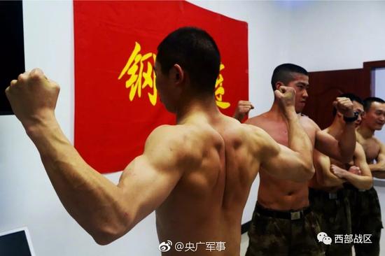 新疆军区某团八连,印军在一线冷兵器械斗时,面对的就是这群武德丰沛的战士