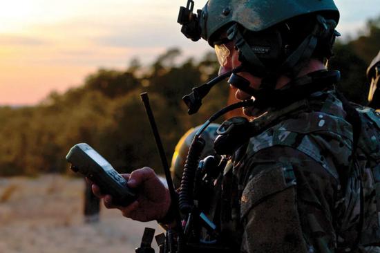 美国士兵使用支持GPS M码的设备