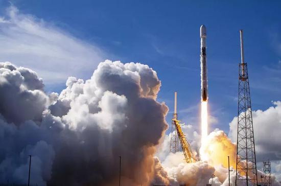 SpaceX的猎鹰9号火箭于2020年12月13日将SXM-7 Sirius XM无线电卫星送入轨道,而同一枚火箭将于2020年1月18日进行第八次飞行,将60颗星链互联网卫星送入轨道