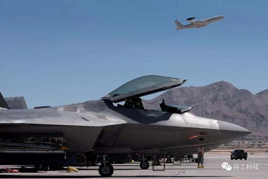 图注:F-22纵然能力很强,但也需要专业的预警机来获取完整的战场态势信息