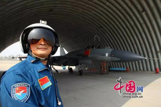 刘国胜曾任2009年国庆阅兵歼-11梯队长机