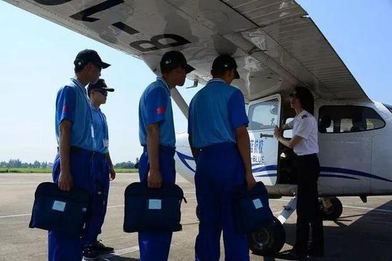 ▲蔚蓝国际航空学校的飞行教练